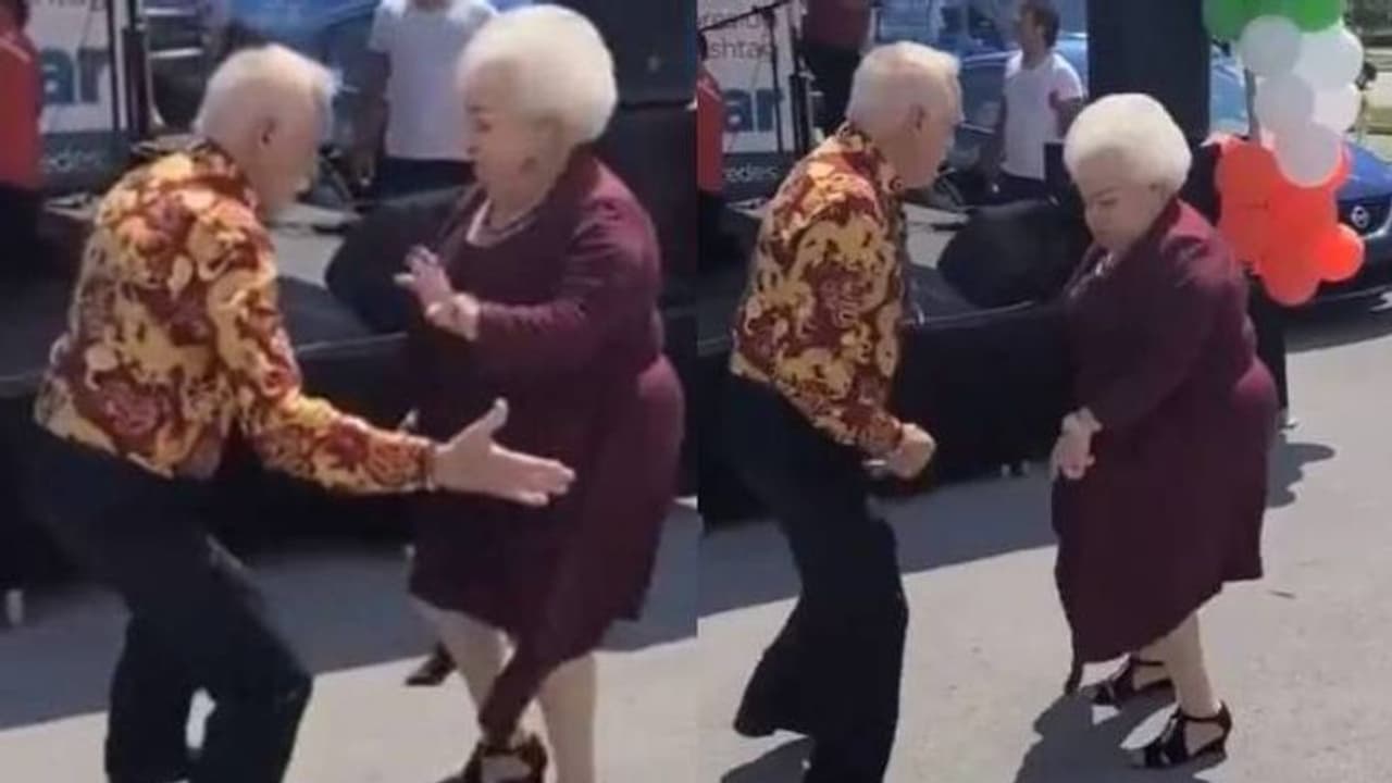 പ്രായമൊക്കെ വെറും നമ്പറല്ലേ; മനോഹരമായ നൃത്തച്ചുവടുകളുമായി മുത്തശ്ശിയും മുത്തശ്ശനും; വീഡിയോ പ്രായമൊക്കെ വെറും നമ്പറല്ലേ; മനോഹരമായ നൃത്തച്ചുവടുകളുമായി മുത്തശ്ശിയും മുത്തശ്ശനും; വീഡിയോ