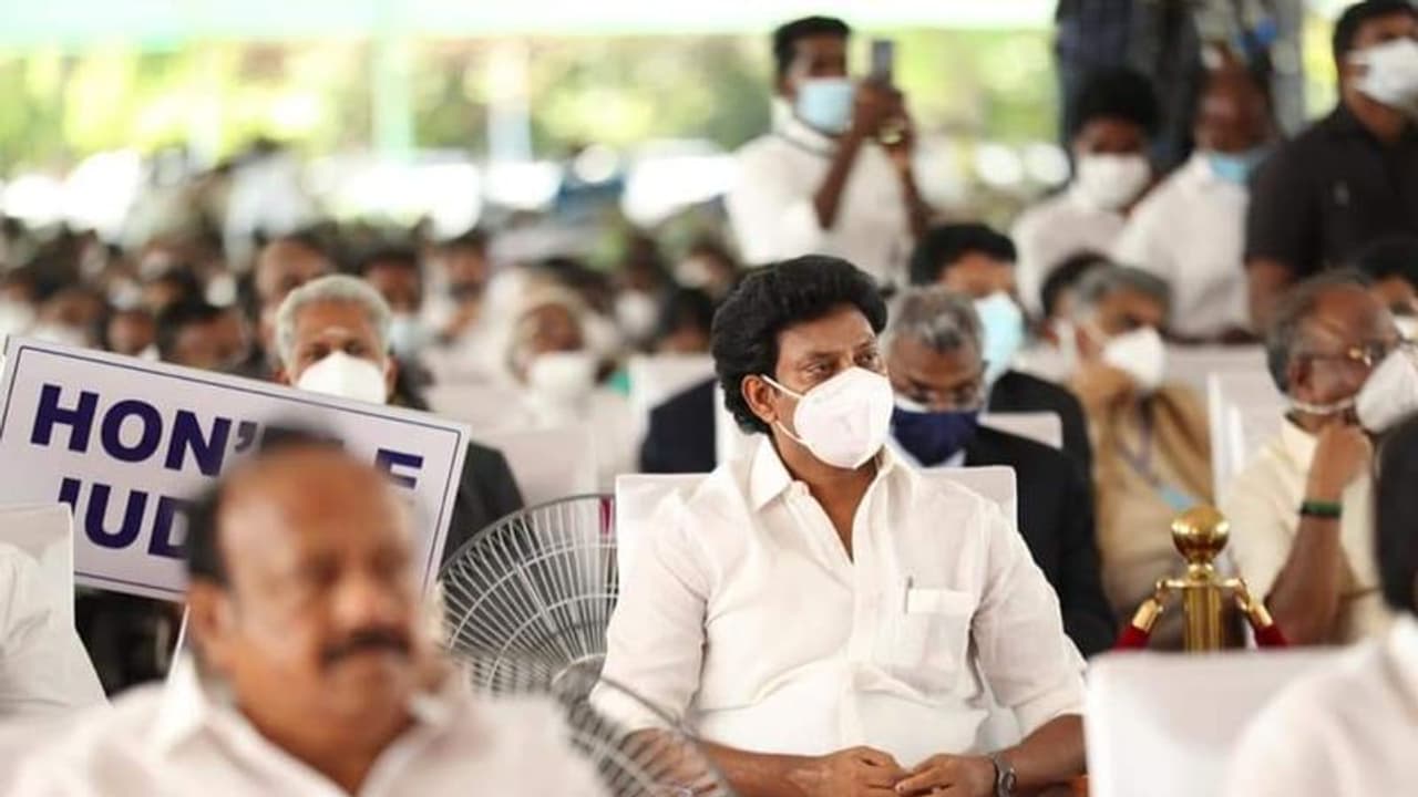  போன் செய்து ஸ்டாலினை பாராட்டிய அதிமுக முன்னாள் அமைச்சர்..?? மேடையில் உடைத்த அன்பில் மகேஷ். 