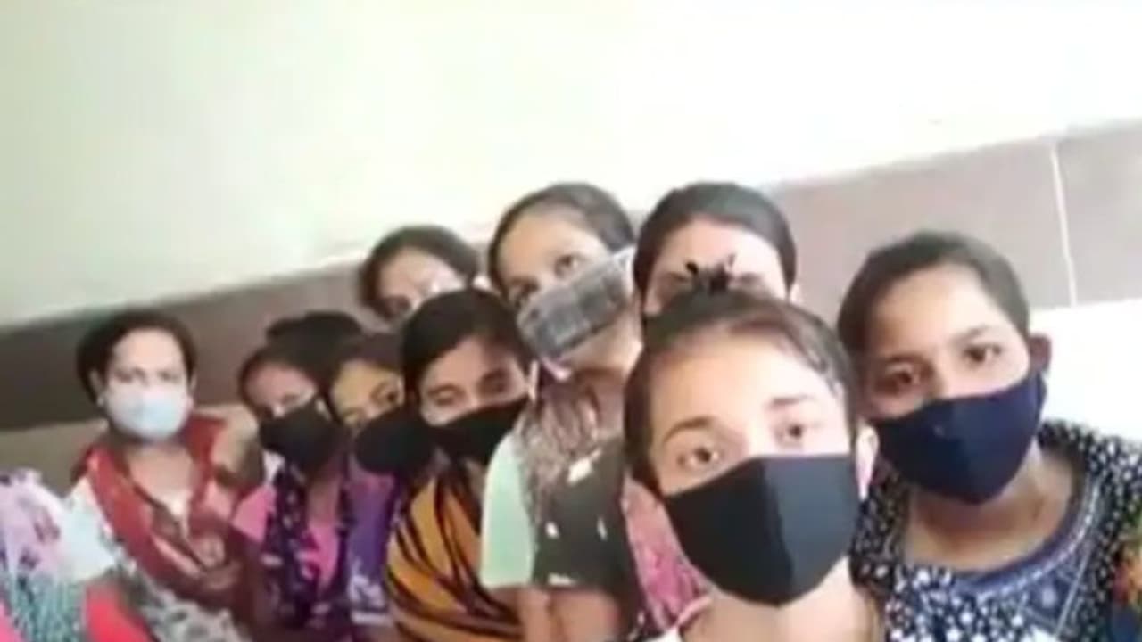 పాఠశాలలను వణికిస్తున్న కరోనా కేసులు.. జైపూర్లో 11 మంది విద్యార్థులకు పాజిటివ్ పాఠశాలలను వణికిస్తున్న కరోనా కేసులు.. జైపూర్లో 11 మంది విద్యార్థులకు పాజిటివ్