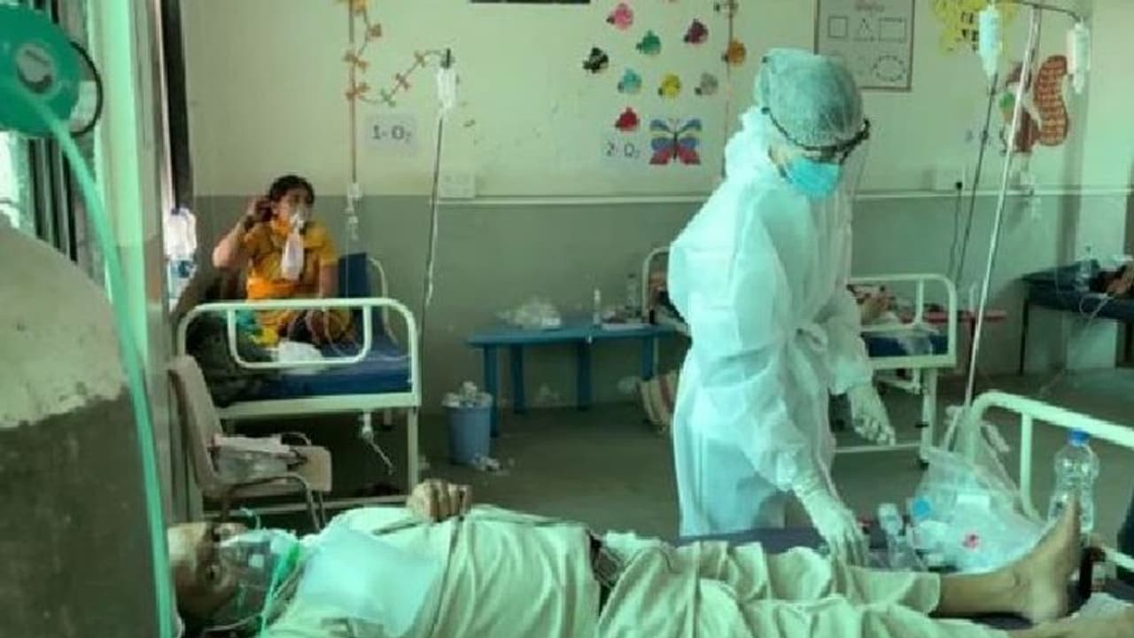 తెలంగాణలో తగ్గుతున్న కరోనా కేసులు: 18 రోజుల్లో 4 శాతానికి పైగా దిగువకు