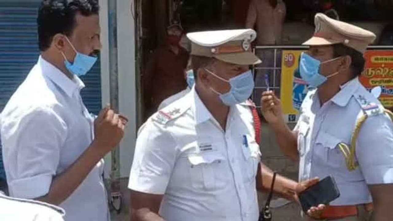 திமுக பிரமுகருடன் வாக்குவாதம்.. இரவோடு இரவாக தூக்கியடிக்கப்பட்ட போக்குவரத்து காவலர்..! திமுக பிரமுகருடன் வாக்குவாதம்.. இரவோடு இரவாக தூக்கியடிக்கப்பட்ட போக்குவரத்து காவலர்..!