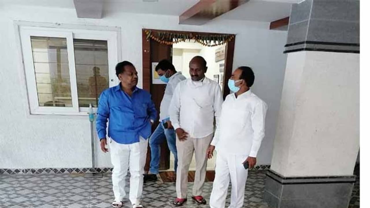 బీజేపీ అండ కావాలి: మాజీ మంత్రి చంద్రశేఖర్తో ఈటల భేటీ బీజేపీ అండ కావాలి: మాజీ మంత్రి చంద్రశేఖర్తో ఈటల భేటీ