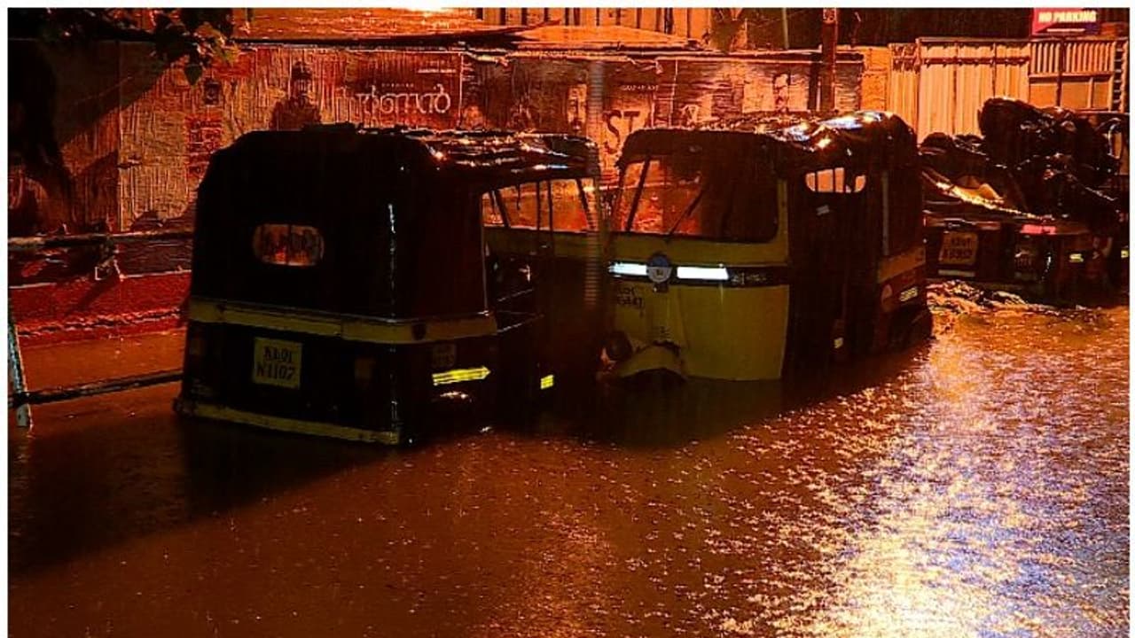 വേനൽമഴ; തലസ്ഥാന നഗരം വെള്ളക്കെട്ടിൽ, ആസൂത്രണത്തിലെ പിഴവെന്ന് വിമര്ശനം; മുന്നോട്ട് നീങ്ങാതെ ഓപ്പറേഷന് അനന്ത വേനൽമഴ; തലസ്ഥാന നഗരം വെള്ളക്കെട്ടിൽ, ആസൂത്രണത്തിലെ പിഴവെന്ന് വിമര്ശനം; മുന്നോട്ട് നീങ്ങാതെ ഓപ്പറേഷന് അനന്ത