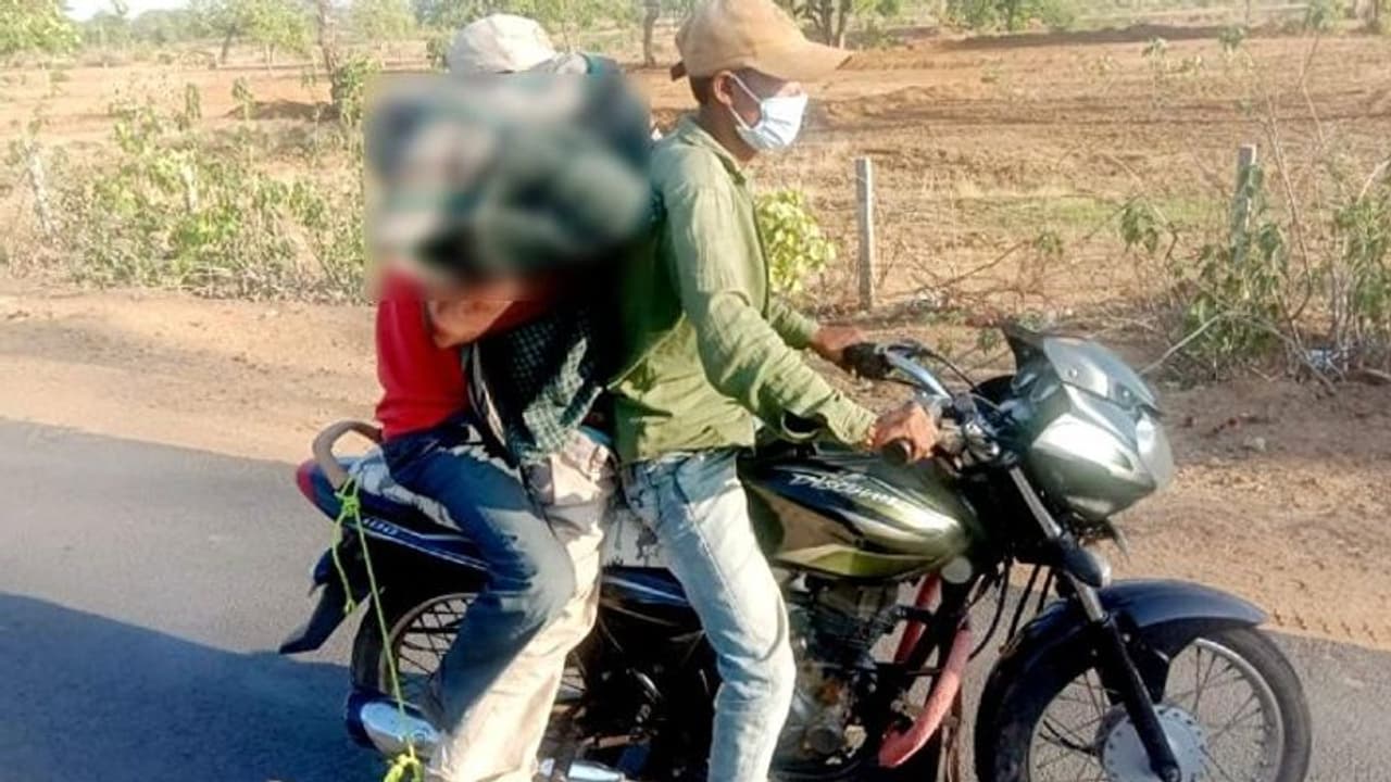 बेबसी: जिंदा में डॉक्टर नहीं मिला तो मरने के बाद एंबुलेंस नहीं, बाइक में रस्सी से बांधकर ले गए शव बेबसी: जिंदा में डॉक्टर नहीं मिला तो मरने के बाद एंबुलेंस नहीं, बाइक में रस्सी से बांधकर ले गए शव