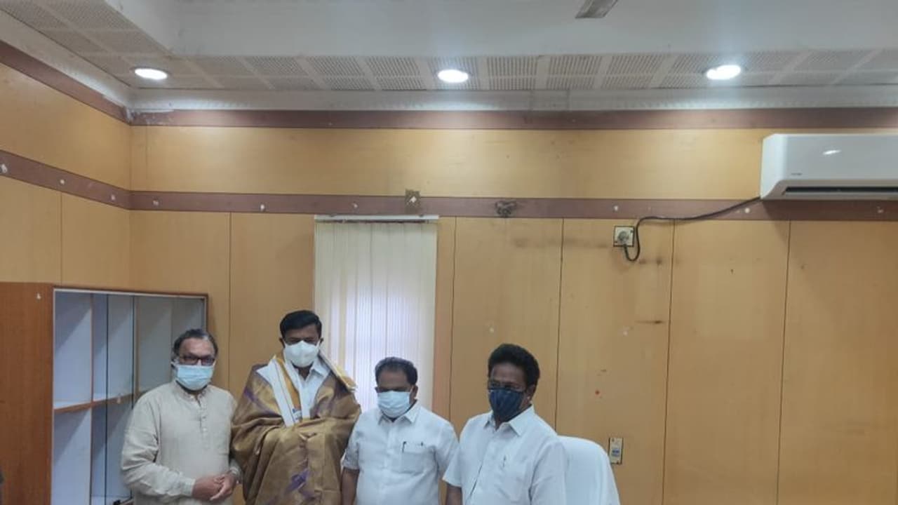 கொரோனா ஊரடங்கால் வாடும் நடிகர் சங்க உறுப்பினர்கள்..! அமைச்சர் மு. பெ. சாமிநாதனிடம் கோரிக்கை மனு! கொரோனா ஊரடங்கால் வாடும் நடிகர் சங்க உறுப்பினர்கள்..! அமைச்சர் மு. பெ. சாமிநாதனிடம் கோரிக்கை மனு!