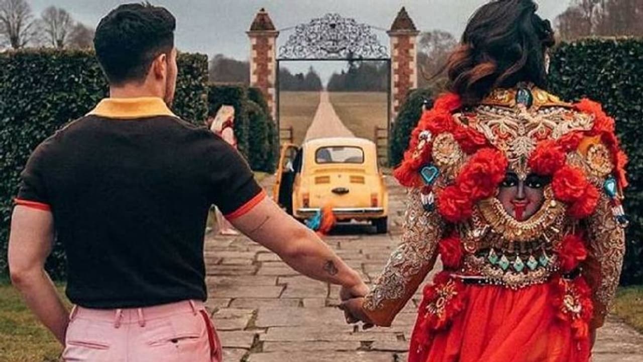 നിക്കിന്‍റെ കൈകോർത്തു പിടിച്ചു നടക്കുന്ന പ്രിയങ്ക; ശ്രദ്ധ നേടി താരത്തിന്‍റെ ജാക്കറ്റ് !