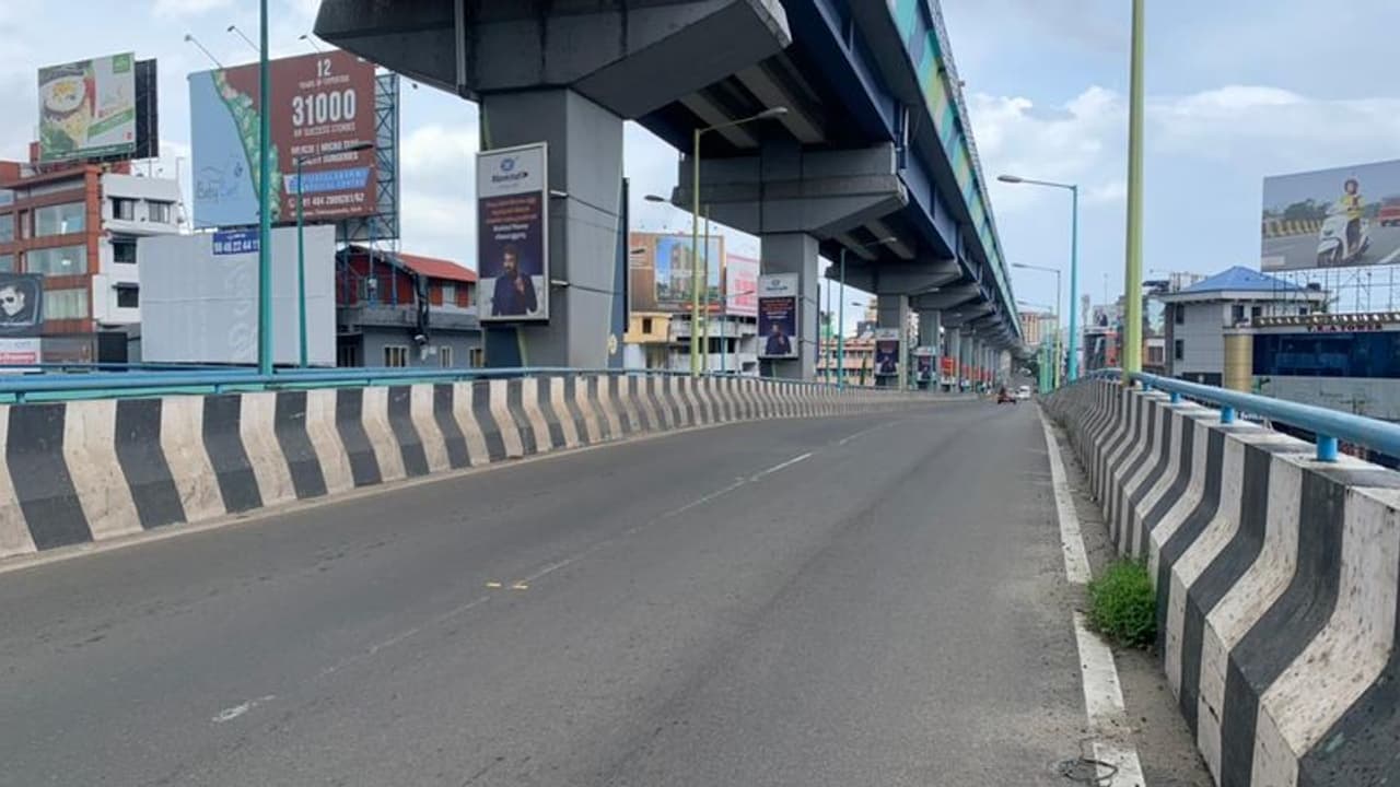 తమిళనాడులో కఠిన లాక్డౌన్: కిరాణా షాపులు సైతం బంద్, ఏం కొనాలన్నా రేపు ఒక్కరోజే తమిళనాడులో కఠిన లాక్డౌన్: కిరాణా షాపులు సైతం బంద్, ఏం కొనాలన్నా రేపు ఒక్కరోజే