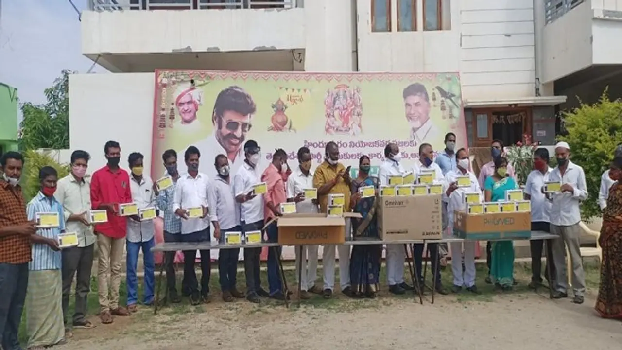 నందమూరి బాలకృష్ణ దాతృత్వం... రూ. 20 లక్షల విలువైన కోవిడ్ కిట్స్ పంపిణీ... (వీడియో) నందమూరి బాలకృష్ణ దాతృత్వం... రూ. 20 లక్షల విలువైన కోవిడ్ కిట్స్ పంపిణీ... (వీడియో)