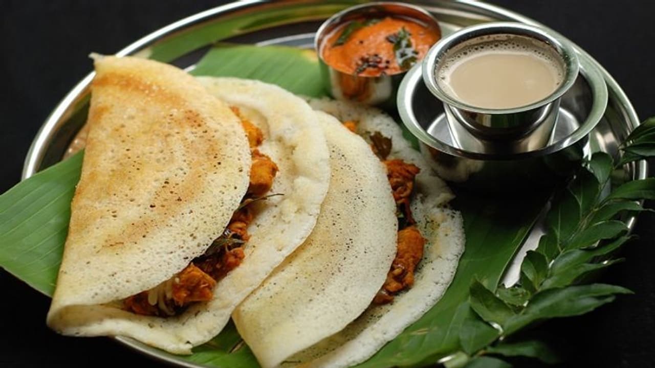 அடடா.. சிக்கனில் தோசை கூட செய்யலாமா? சுவை அல்டிமேட்ங்க! அடடா.. சிக்கனில் தோசை கூட செய்யலாமா? சுவை அல்டிமேட்ங்க!