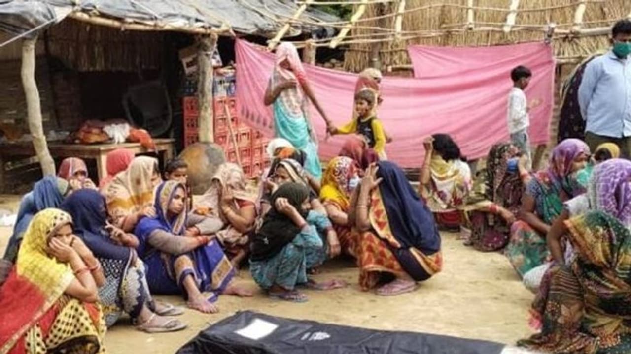 घर में चल रहा था रामचरित मानस पाठ, तभी काल बनकर आई ऐसी आंधी कि 4 लोगों को सुला गई मौत की नींद घर में चल रहा था रामचरित मानस पाठ, तभी काल बनकर आई ऐसी आंधी कि 4 लोगों को सुला गई मौत की नींद