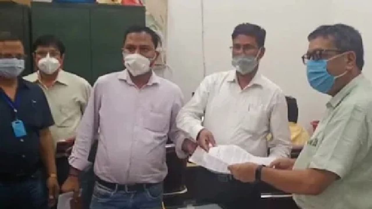 UP में सरकारी अस्पतालों के 16 डॉक्टरों ने एक साथ दिया इस्तीफा, कहा हम मजबूर हैं लेकिन अब बर्दाश्त नहीं UP में सरकारी अस्पतालों के 16 डॉक्टरों ने एक साथ दिया इस्तीफा, कहा हम मजबूर हैं लेकिन अब बर्दाश्त नहीं