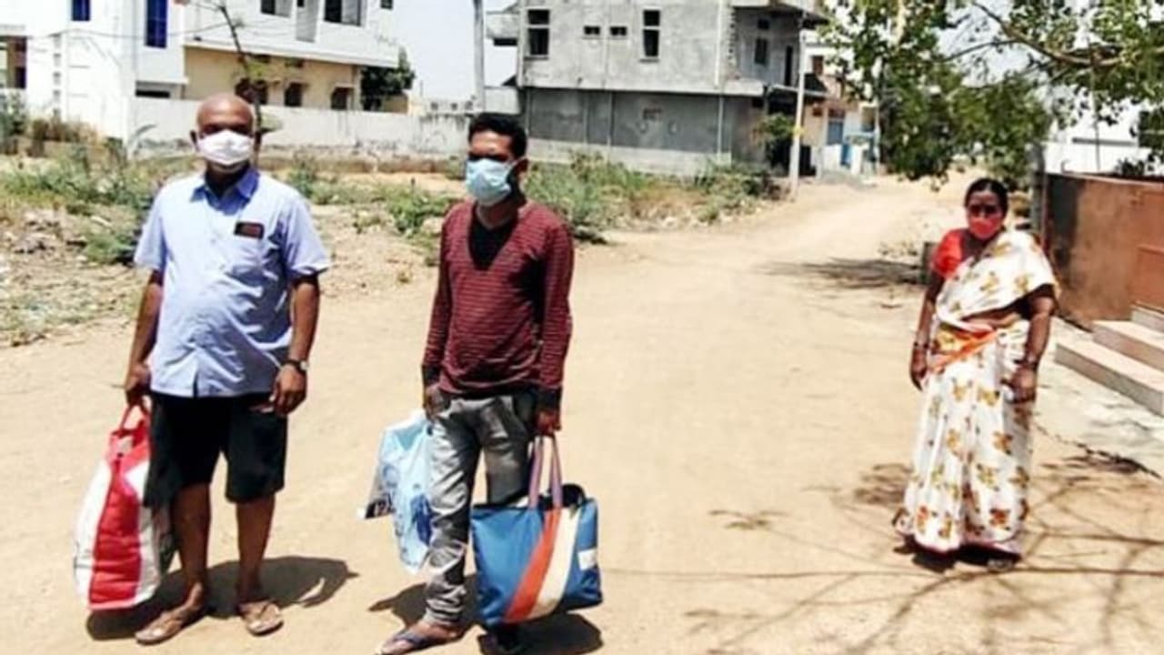 దారుణం : కరోనా పాజిటివ్ వచ్చిందని.. ముగ్గుర్ని బైటికి నెట్టేసిన యజమాని... దారుణం : కరోనా పాజిటివ్ వచ్చిందని.. ముగ్గుర్ని బైటికి నెట్టేసిన యజమాని...