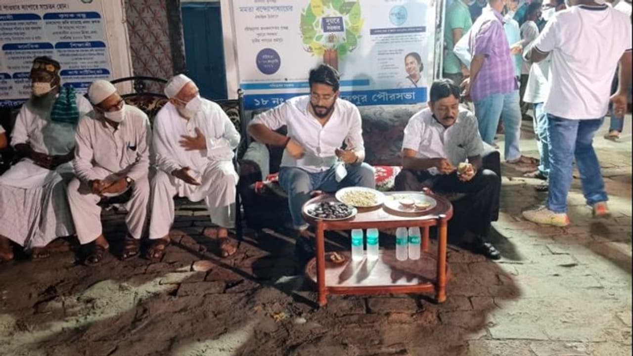 ইদ মুবারাক, মহামারী, আংশিক লকডাউন, ফিকে হওয়া আনন্দের মাঝেও উপহার তুলে দিয়ে হাসি ফোঁটালেন রাজ