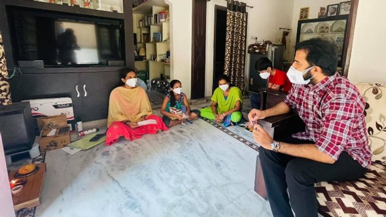 టీఎన్ఆర్కి ఐడ్రీమ్ సంస్థ 10లక్షల సాయం.. పిల్లల ఎడ్యూకేషన్ చూసుకుంటామని హామీ.. టీఎన్ఆర్కి ఐడ్రీమ్ సంస్థ 10లక్షల సాయం.. పిల్లల ఎడ్యూకేషన్ చూసుకుంటామని హామీ..