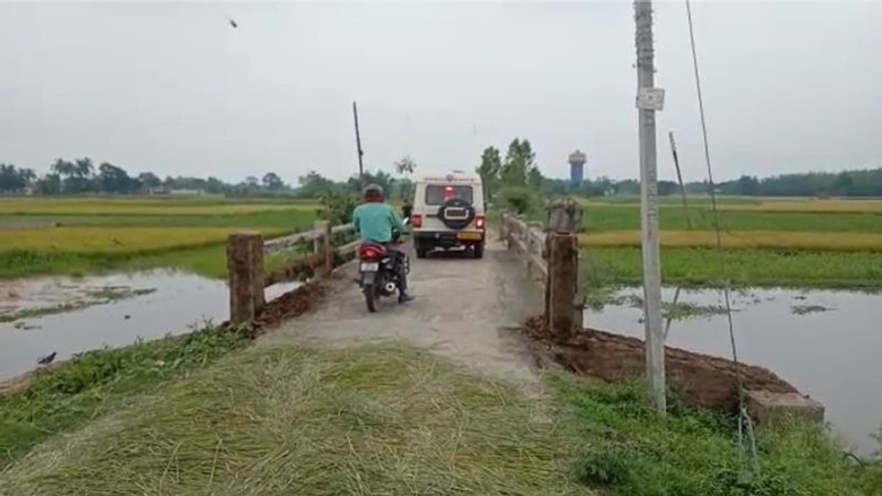 নড়বড়ে সেতু পেরিয়ে যাচ্ছে অ্যাম্বুলেন্স, চরম বিপদ ঘটার আশঙ্কায় আতঙ্কে বাসিন্দারা নড়বড়ে সেতু পেরিয়ে যাচ্ছে অ্যাম্বুলেন্স, চরম বিপদ ঘটার আশঙ্কায় আতঙ্কে বাসিন্দারা