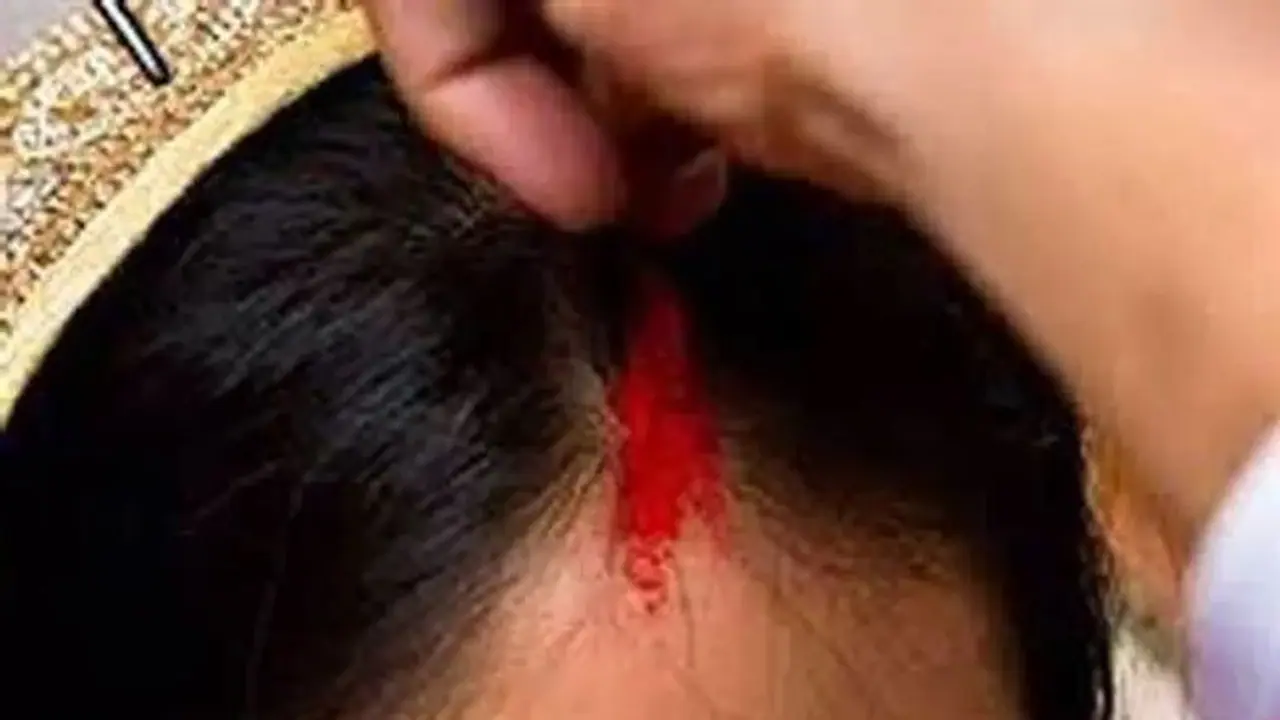 कुल्हाड़ी के दम पर सिरफिरे ने दुल्हन की मांग में भरा सिंदूर, देखता रह गया दूल्हा, जानें फिर क्या हुआ कुल्हाड़ी के दम पर सिरफिरे ने दुल्हन की मांग में भरा सिंदूर, देखता रह गया दूल्हा, जानें फिर क्या हुआ