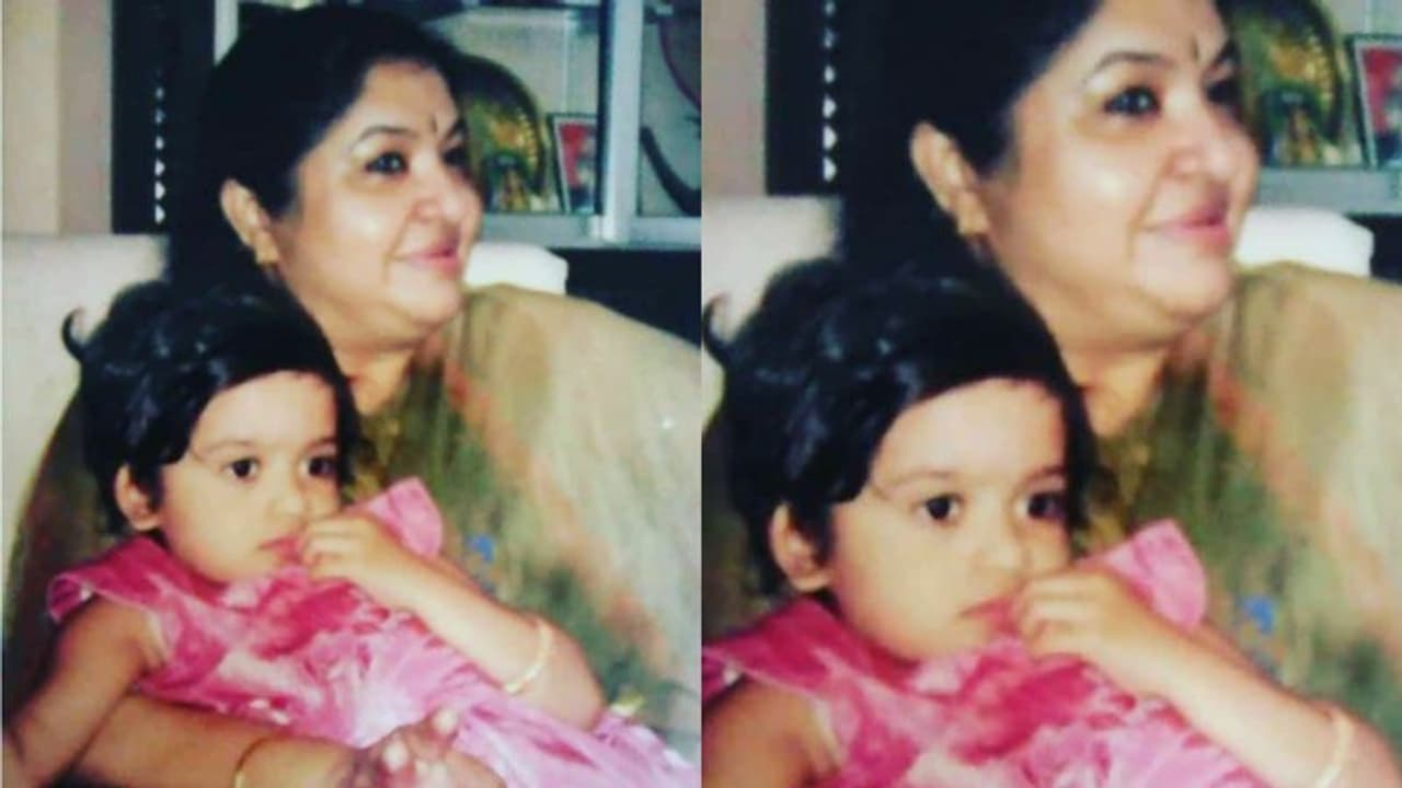 ചിത്രയുടെ മടിയിലിരിക്കുന്ന ഈ കൊച്ചു പാട്ടുകാരിയെ മനസ്സിലായോ ? ചിത്രയുടെ മടിയിലിരിക്കുന്ന ഈ കൊച്ചു പാട്ടുകാരിയെ മനസ്സിലായോ ?