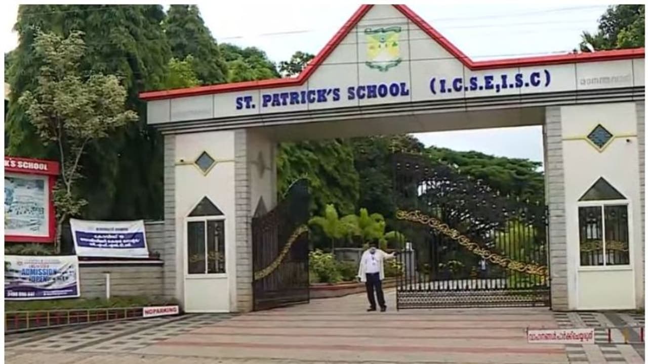 സൗകര്യങ്ങളില്ലാതെ ആദിവാസികളായ കൊവിഡ് രോഗികൾ; നിരീക്ഷണകേന്ദ്രത്തിൽ പായ വിരിച്ച് കിടക്കേണ്ടി വന്നു സൗകര്യങ്ങളില്ലാതെ ആദിവാസികളായ കൊവിഡ് രോഗികൾ; നിരീക്ഷണകേന്ദ്രത്തിൽ പായ വിരിച്ച് കിടക്കേണ്ടി വന്നു