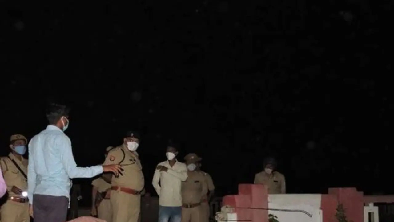 पुल की रेलिंग तोड़कर नदी में गिरी कार,चार लोगों की मौत,एक लापता, तिलक समारोह से लौटे थे सभी पुल की रेलिंग तोड़कर नदी में गिरी कार,चार लोगों की मौत,एक लापता, तिलक समारोह से लौटे थे सभी