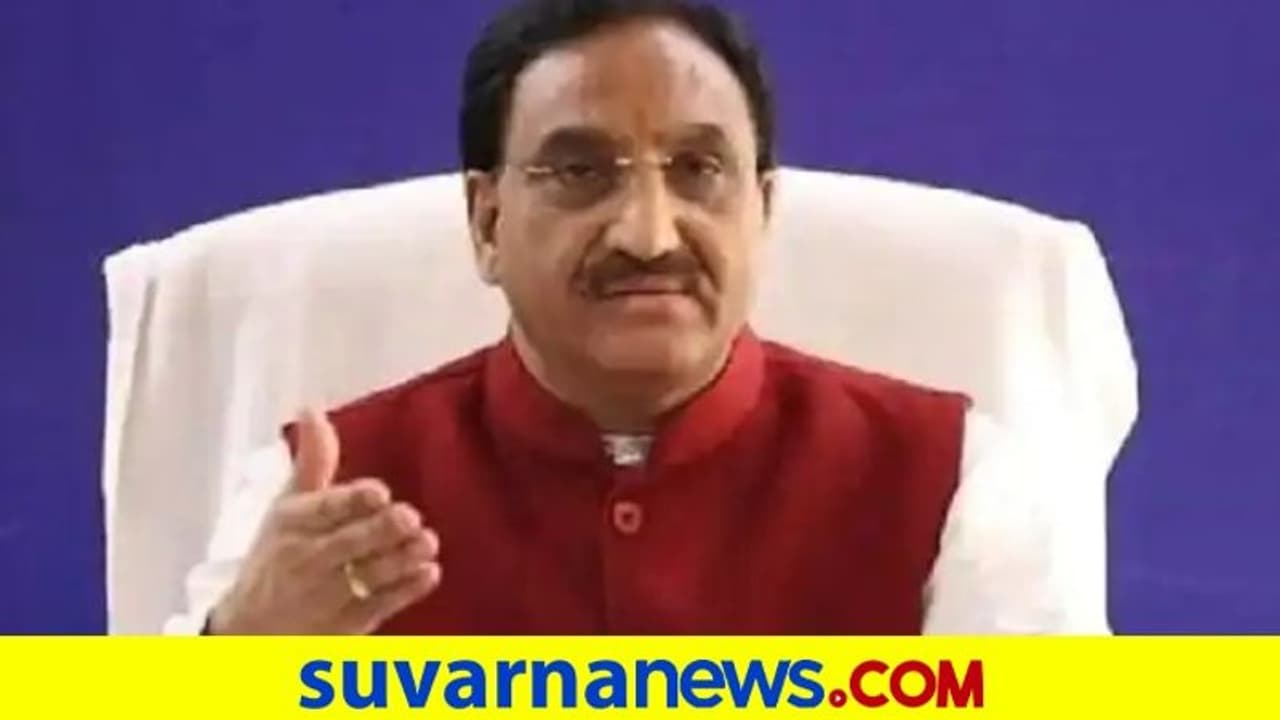 ಕೊರೋನಾ ಒಂದು ಜೀವಿ, ನಮ್ಮಂತೆ ಅದಕ್ಕೂ ಬದುಕೋ ಹಕ್ಕಿದೆ: ಮಾಜಿ ಸಿಎಂ ಎಡವಟ್ಟು ಹೇಳಿಕೆ ಕೊರೋನಾ ಒಂದು ಜೀವಿ, ನಮ್ಮಂತೆ ಅದಕ್ಕೂ ಬದುಕೋ ಹಕ್ಕಿದೆ: ಮಾಜಿ ಸಿಎಂ ಎಡವಟ್ಟು ಹೇಳಿಕೆ