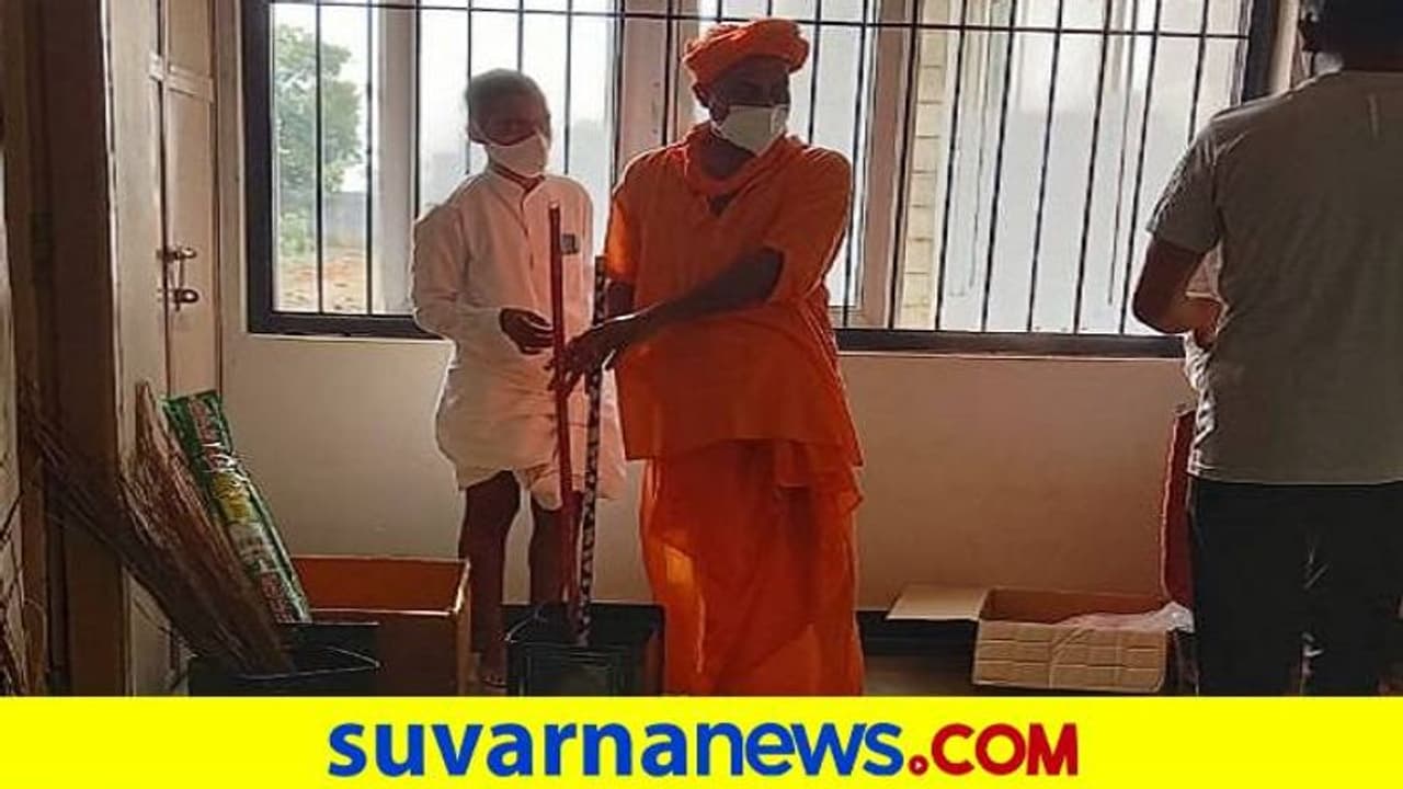 ಕೊಪ್ಪಳ: ಕೋವಿಡ್ ಆಸ್ಪತ್ರೆ ಕಸಗೂಡಿಸಿದ ಗವಿಸಿದ್ಧೇಶ್ವರ ಶ್ರೀ ಕೊಪ್ಪಳ: ಕೋವಿಡ್ ಆಸ್ಪತ್ರೆ ಕಸಗೂಡಿಸಿದ ಗವಿಸಿದ್ಧೇಶ್ವರ ಶ್ರೀ