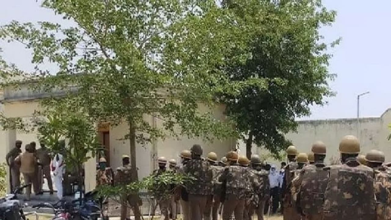 चित्रकूट जेल में गैंगवारः पश्चिम यूपी के 2 बदमाशों की हत्या,मुख्तार के थे गुर्गे,हत्यारे का भी जेल में एनकाउंट चित्रकूट जेल में गैंगवारः पश्चिम यूपी के 2 बदमाशों की हत्या,मुख्तार के थे गुर्गे,हत्यारे का भी जेल में एनकाउंट