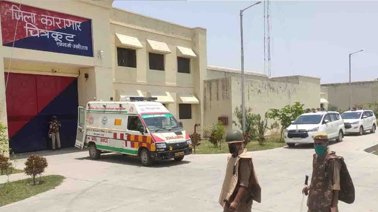 ಮೆರವಣಿಗೆಯೊಂದಿಗೆ ಮಂಟಪಕ್ಕೆ ತೆರಳುತ್ತಿದ್ದ ವರನ ಬಂಧಿಸಿದ ಪೊಲೀಸ್, ಬಳಿಕ ನಡೆದಿದ್ದೇ ದುರಂತ! ಮೆರವಣಿಗೆಯೊಂದಿಗೆ ಮಂಟಪಕ್ಕೆ ತೆರಳುತ್ತಿದ್ದ ವರನ ಬಂಧಿಸಿದ ಪೊಲೀಸ್, ಬಳಿಕ ನಡೆದಿದ್ದೇ ದುರಂತ!