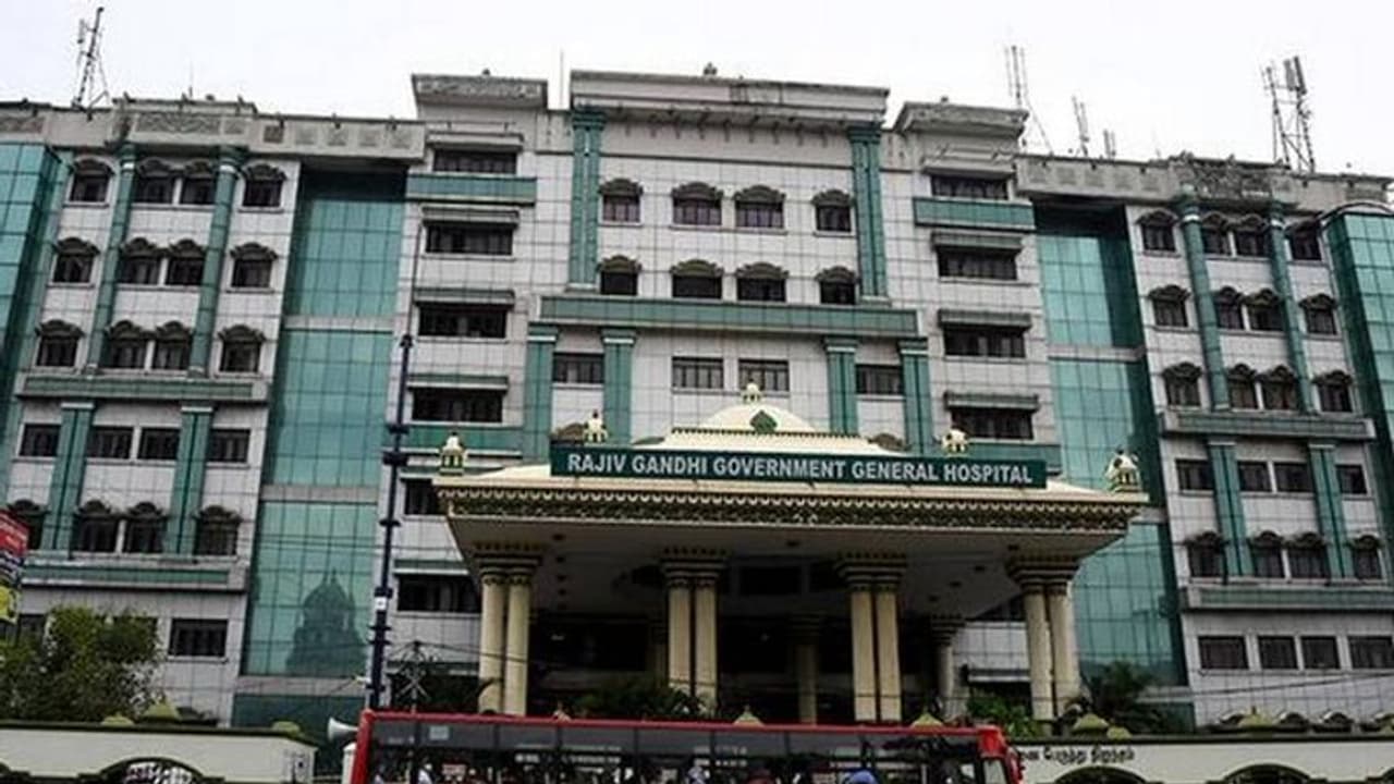 அதிர்ச்சி செய்தி.. ராஜீவ்காந்தி அரசு மருத்துவமனையில் 7 பயிற்சி டாக்டர்கள் உள்பட 42 பேருக்கு ஒமிக்ரான் அறிகுறி அதிர்ச்சி செய்தி.. ராஜீவ்காந்தி அரசு மருத்துவமனையில் 7 பயிற்சி டாக்டர்கள் உள்பட 42 பேருக்கு ஒமிக்ரான் அறிகுறி