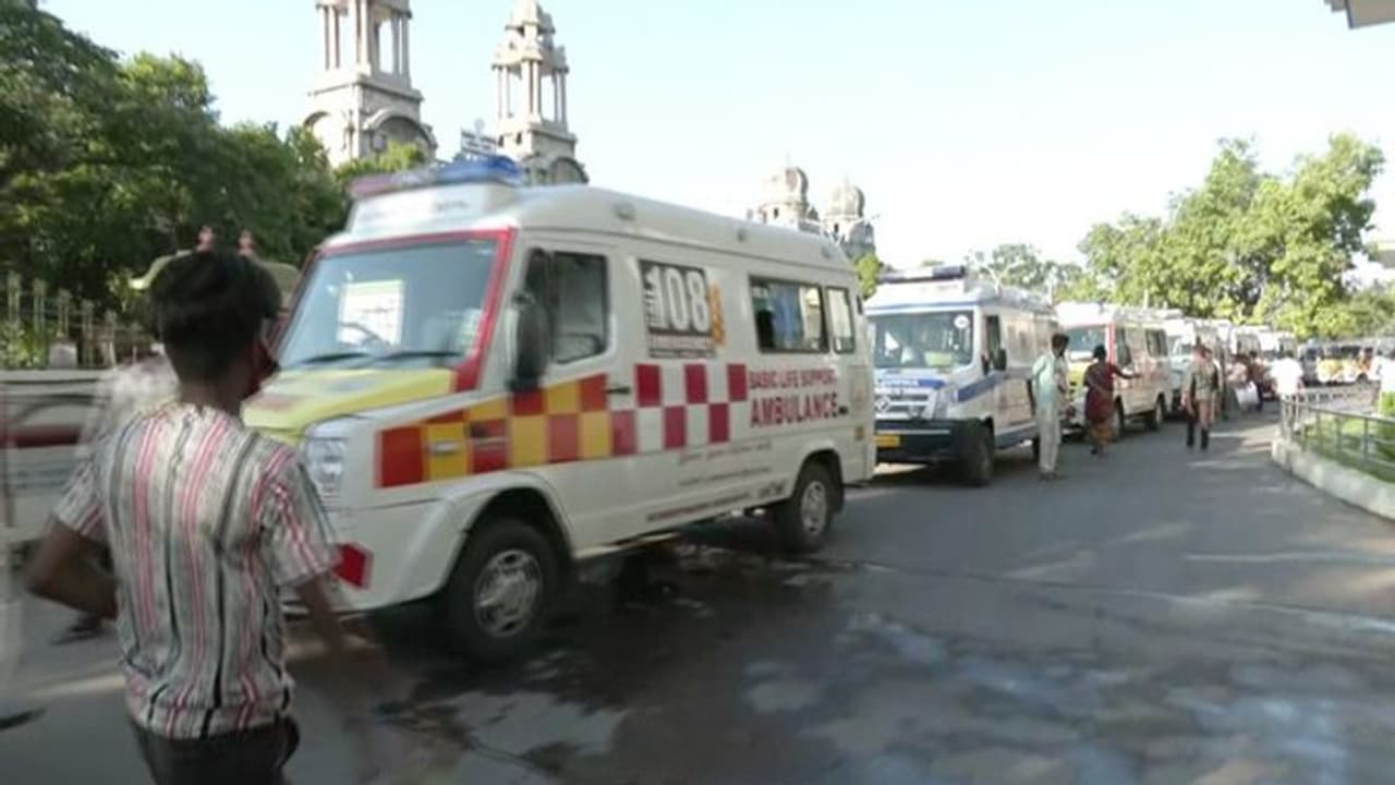 கொரோனா நோயாளிகளை ஆம்புலன்ஸில் காக்க வைக்க கூடாது... தமிழக அரசுக்கு உயர் நீதிமன்றம் உத்தரவு...! கொரோனா நோயாளிகளை ஆம்புலன்ஸில் காக்க வைக்க கூடாது... தமிழக அரசுக்கு உயர் நீதிமன்றம் உத்தரவு...!