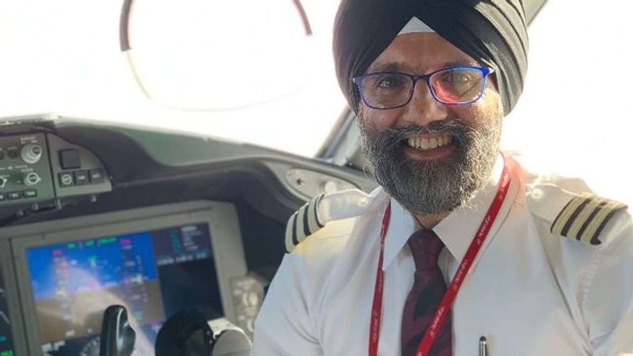 भारत के लिए पहुंचाया 200 आक्सीजन कंसेंट्रेटर तो ब्रिटेन के प्रधानमंत्री ने पायलट को किया सम्मानित भारत के लिए पहुंचाया 200 आक्सीजन कंसेंट्रेटर तो ब्रिटेन के प्रधानमंत्री ने पायलट को किया सम्मानित