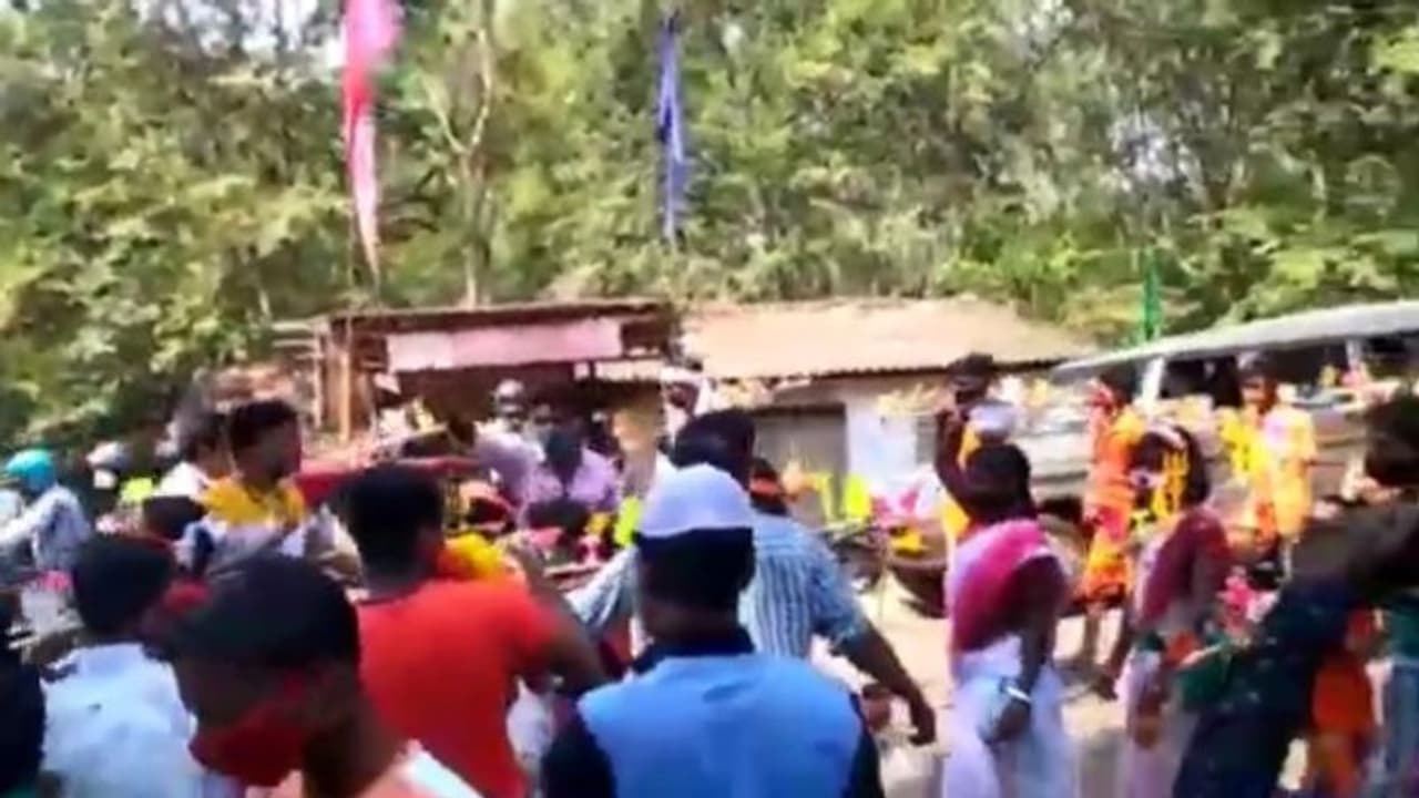 সম্প্রীতির নজির, শিব মন্দিরে পুজো দিতে যাওয়া ভক্তদের জল দান ইদের নমাজিদের