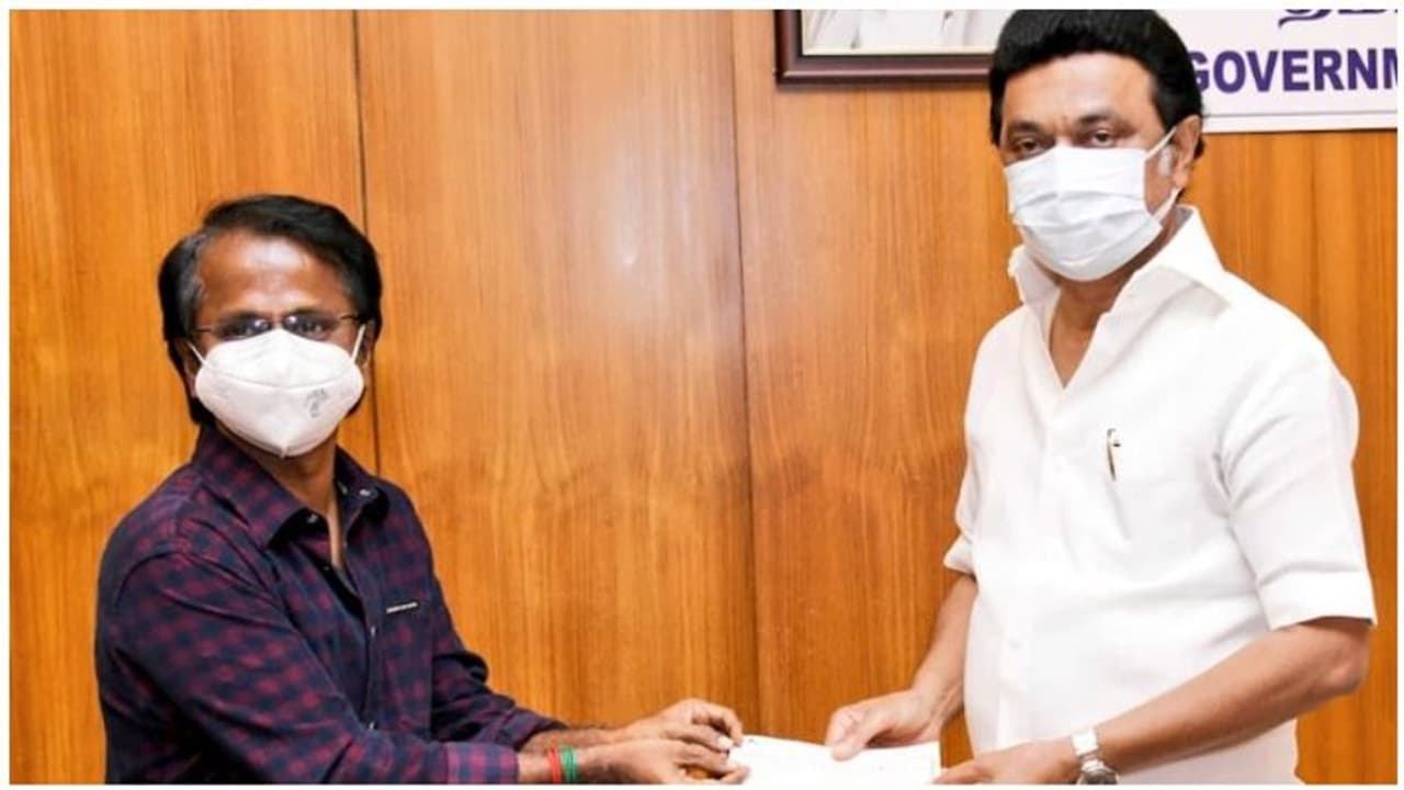 இயக்குனர் ஏ.ஆர்.முருகதாஸ் கொரோனா நிவாரணத்திற்கு நிதிஉதவி..! எவ்வளவு தெரியுமா? இயக்குனர் ஏ.ஆர்.முருகதாஸ் கொரோனா நிவாரணத்திற்கு நிதிஉதவி..! எவ்வளவு தெரியுமா?
