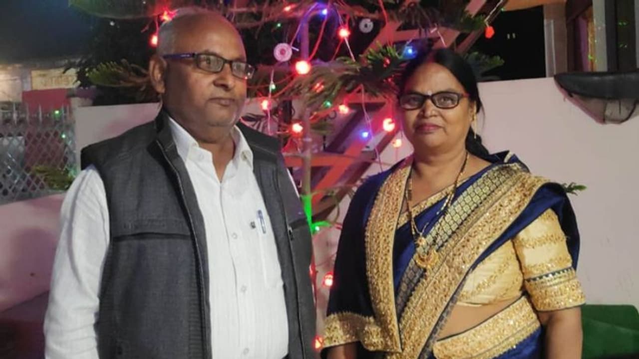 തെരഞ്ഞെടുപ്പ് പരിശീലന ക്യാംപില് പങ്കെടുത്ത അധ്യാപക ദമ്പതികള് മരിച്ചു; പരാതിയുമായി മക്കള് തെരഞ്ഞെടുപ്പ് പരിശീലന ക്യാംപില് പങ്കെടുത്ത അധ്യാപക ദമ്പതികള് മരിച്ചു; പരാതിയുമായി മക്കള്