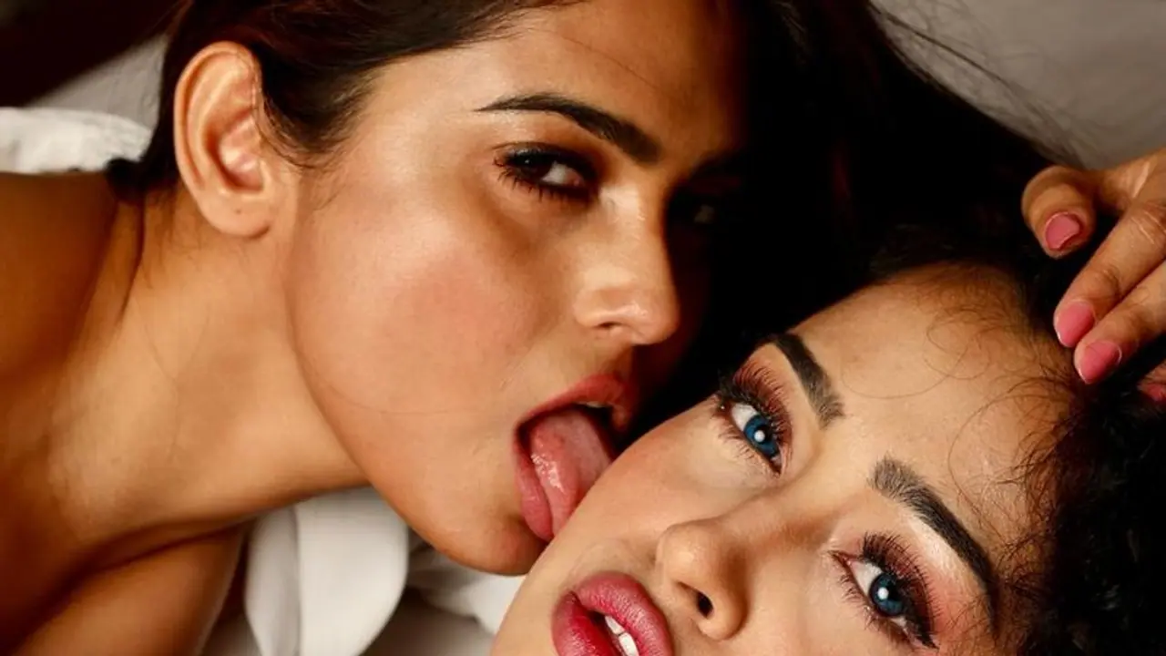 প্যান্টের বোতাম খুলে জিভ দিয়ে নাভিতে চুম্বন, শার্টের বাধন খুলে যৌনতায় মাতলেন নয়না