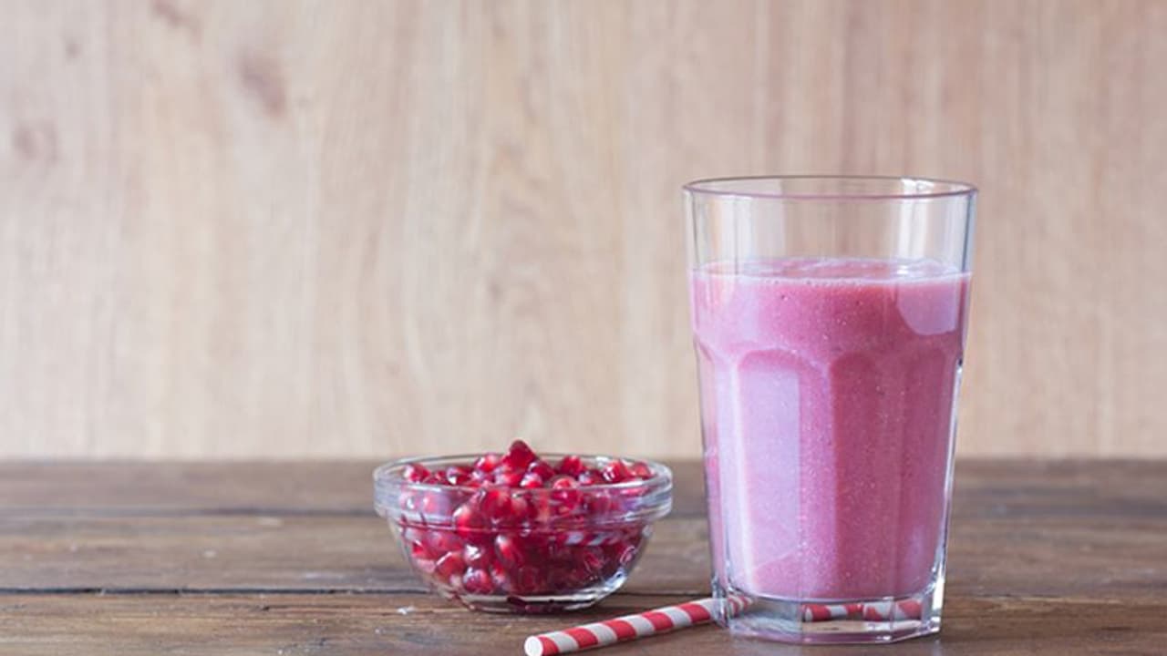 മാതളനാരങ്ങയും പാലും പഴവും ചേർത്ത് ഒരു കിടിലൻ ഷേക്ക്