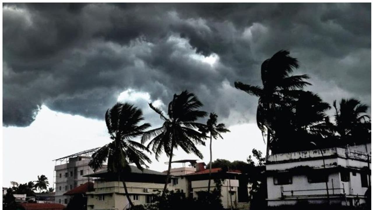 সাতসকালে একরাশ মেঘ, উধাও বৃষ্টি, লাফিয়ে পারদ চড়ে ফের অস্বস্তি কলকাতায়