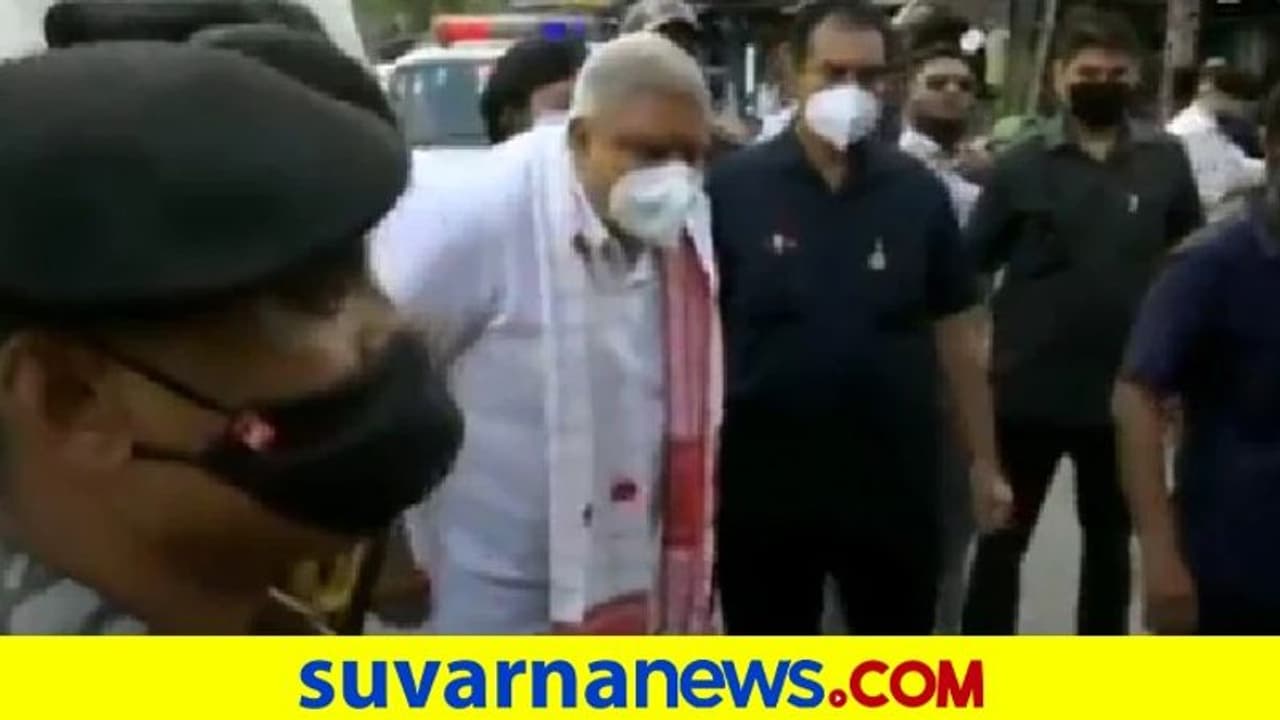 ಬಂಗಾಳದಲ್ಲಿ ರಾಜ್ಯಪಾಲರ ಕಾರಿಗೇ ತಡೆ, ಕಪ್ಪು ಬಾವುಟ ಪ್ರದರ್ಶನ! ಬಂಗಾಳದಲ್ಲಿ ರಾಜ್ಯಪಾಲರ ಕಾರಿಗೇ ತಡೆ, ಕಪ್ಪು ಬಾವುಟ ಪ್ರದರ್ಶನ!