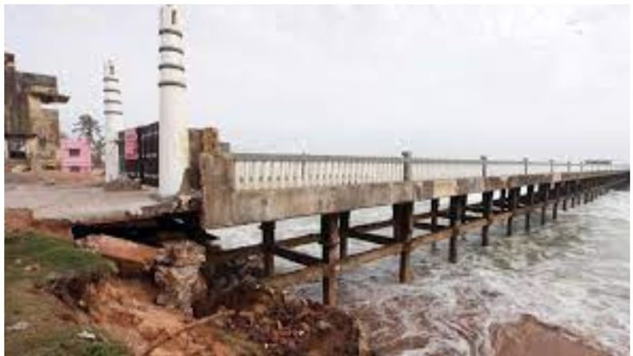 വലിയതുറ കടൽ പാലത്തിൽ വിള്ളൽ; പാലം ഒരു ഭാഗം താഴ്ന്നു വലിയതുറ കടൽ പാലത്തിൽ വിള്ളൽ; പാലം ഒരു ഭാഗം താഴ്ന്നു