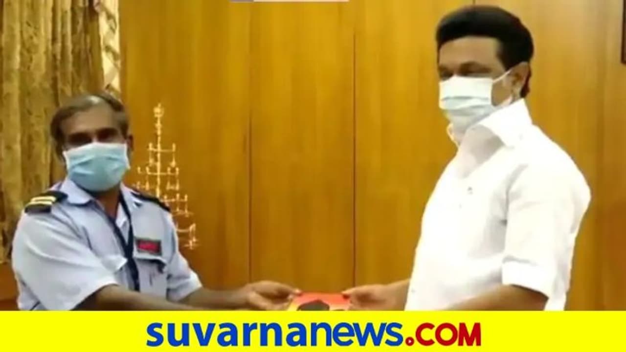 ಕೊರೋನಾ ಹೋರಾಟಕ್ಕಾಗಿ ಸಿಎಂ ನಿಧಿಗೆ ತಿಂಗಳ ಸಂಬಳ ನೀಡಿದ ವಾಚ್ಮ್ಯಾನ್ ಕೊರೋನಾ ಹೋರಾಟಕ್ಕಾಗಿ ಸಿಎಂ ನಿಧಿಗೆ ತಿಂಗಳ ಸಂಬಳ ನೀಡಿದ ವಾಚ್ಮ್ಯಾನ್