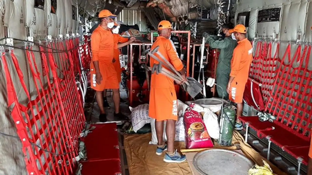 तौकते को लेकर हाईअलर्ट: NDRF की 5 टीमें रवाना, संकट का सामना करने पीएम ने बुलाई मीटिंग तौकते को लेकर हाईअलर्ट: NDRF की 5 टीमें रवाना, संकट का सामना करने पीएम ने बुलाई मीटिंग