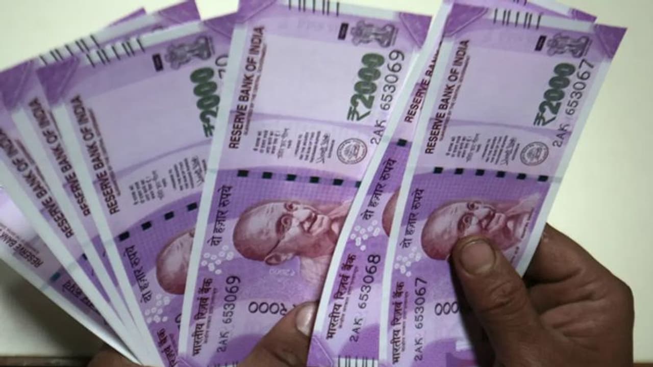 ప్రభుత్వ వైన్షాపులో సిబ్బంది చేతివాటం.. ఫోర్జరీ సంతకాలతో లక్షలు స్వాహా ప్రభుత్వ వైన్షాపులో సిబ్బంది చేతివాటం.. ఫోర్జరీ సంతకాలతో లక్షలు స్వాహా