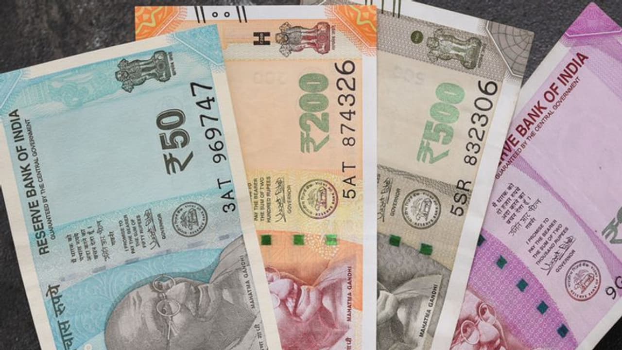 తండ్రిని మించిన తనయుడు.. సీఎం కంటే ఆయన కొడుక్కే ఐదు రెట్లు ఎక్కువ ఆస్తి తండ్రిని మించిన తనయుడు.. సీఎం కంటే ఆయన కొడుక్కే ఐదు రెట్లు ఎక్కువ ఆస్తి