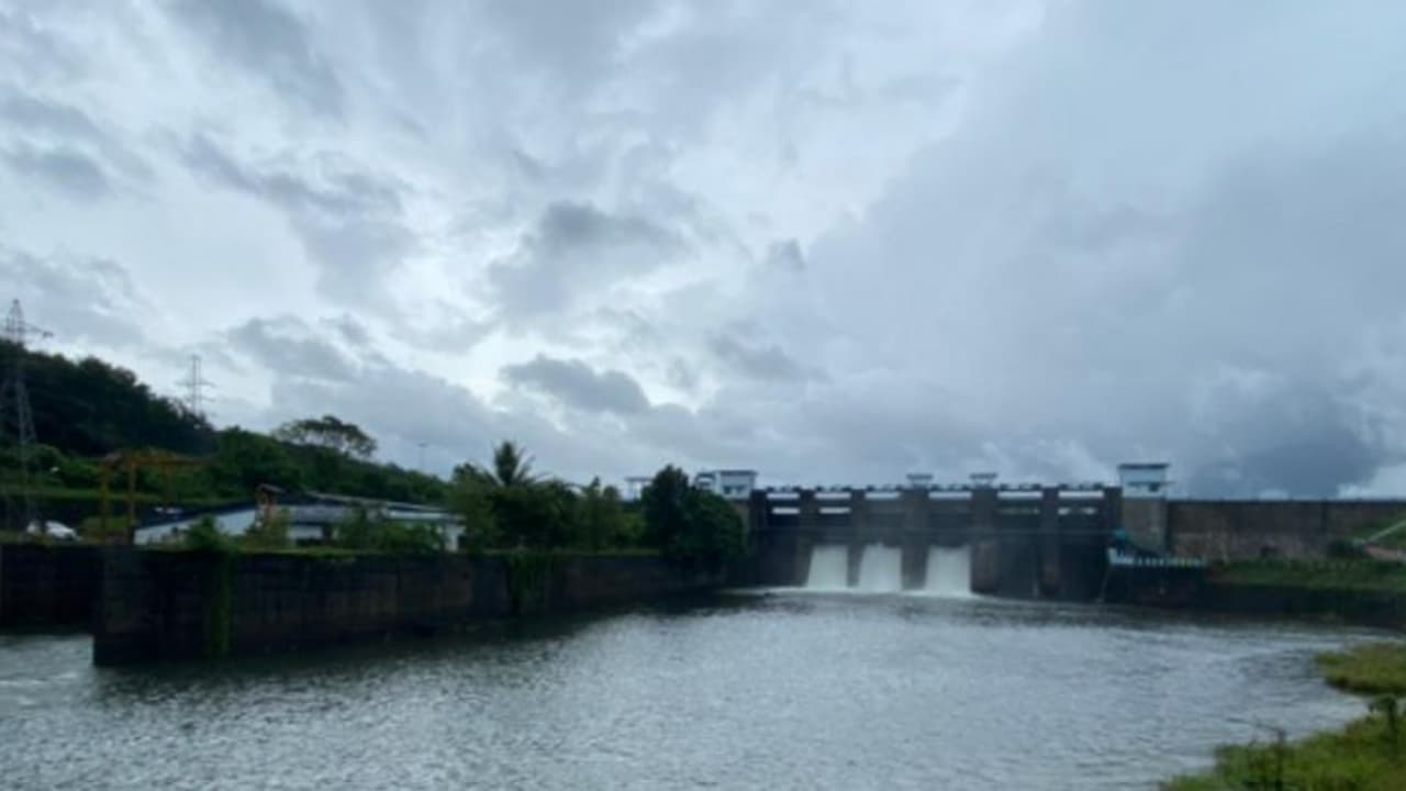 పొంచివున్న మరో తుఫాను ముప్పు... తెలుగురాష్ట్రాల్లో భారీ వర్షాలు పొంచివున్న మరో తుఫాను ముప్పు... తెలుగురాష్ట్రాల్లో భారీ వర్షాలు