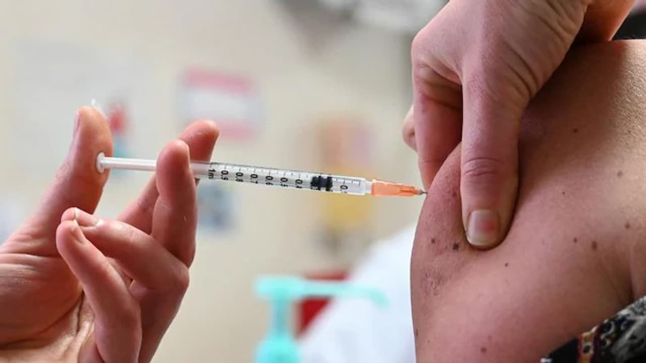 ಕೊರೋನಾ ಲಸಿಕೆ ಜನರ ತೋಳಿಗೇ ಏಕೆ ಕೊಡ್ತಾರೆ?! ಕೊರೋನಾ ಲಸಿಕೆ ಜನರ ತೋಳಿಗೇ ಏಕೆ ಕೊಡ್ತಾರೆ?!