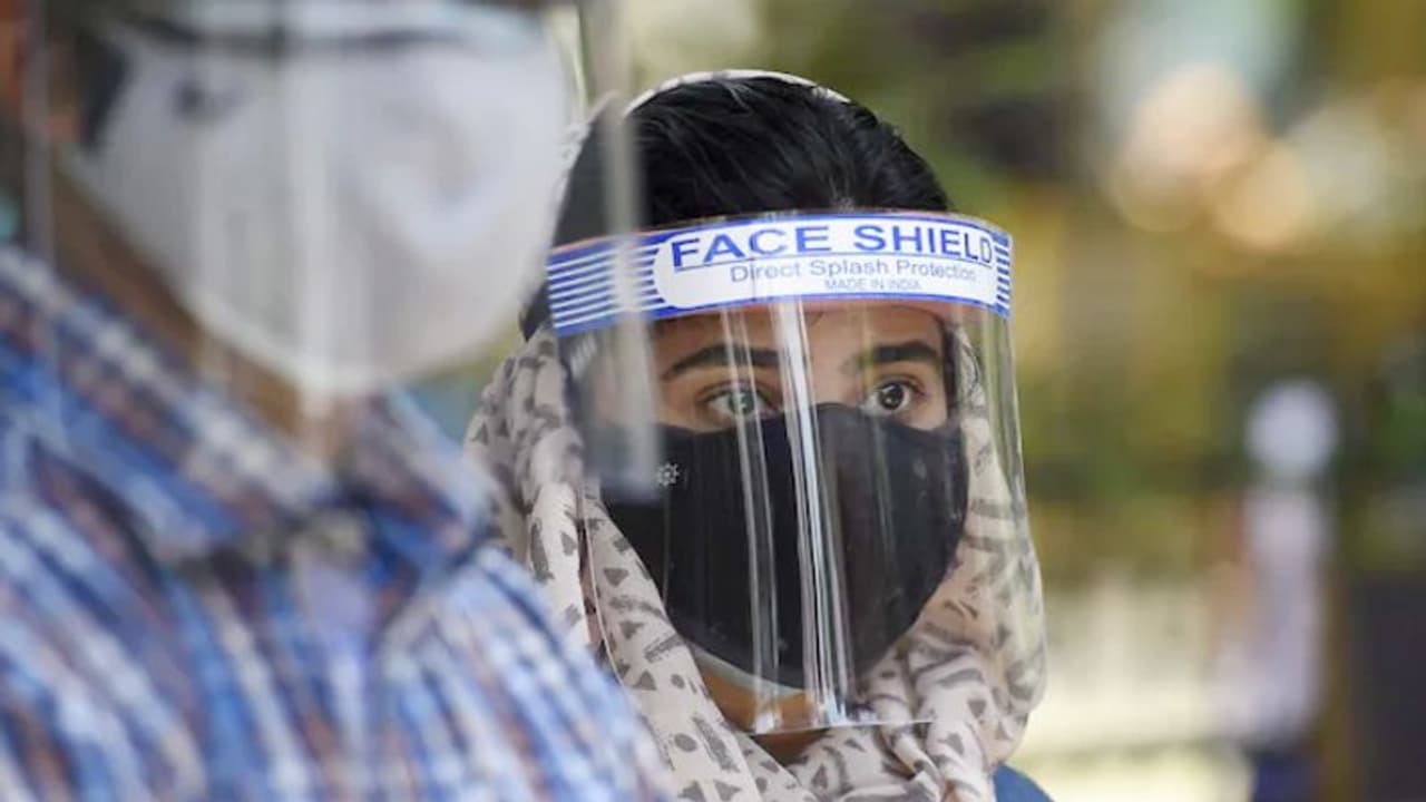 वैक्सीन लगी हो या नहीं, कोरोना संक्रमण से बचना है तो सबसे जरूरी हैं ये तीन काम वैक्सीन लगी हो या नहीं, कोरोना संक्रमण से बचना है तो सबसे जरूरी हैं ये तीन काम