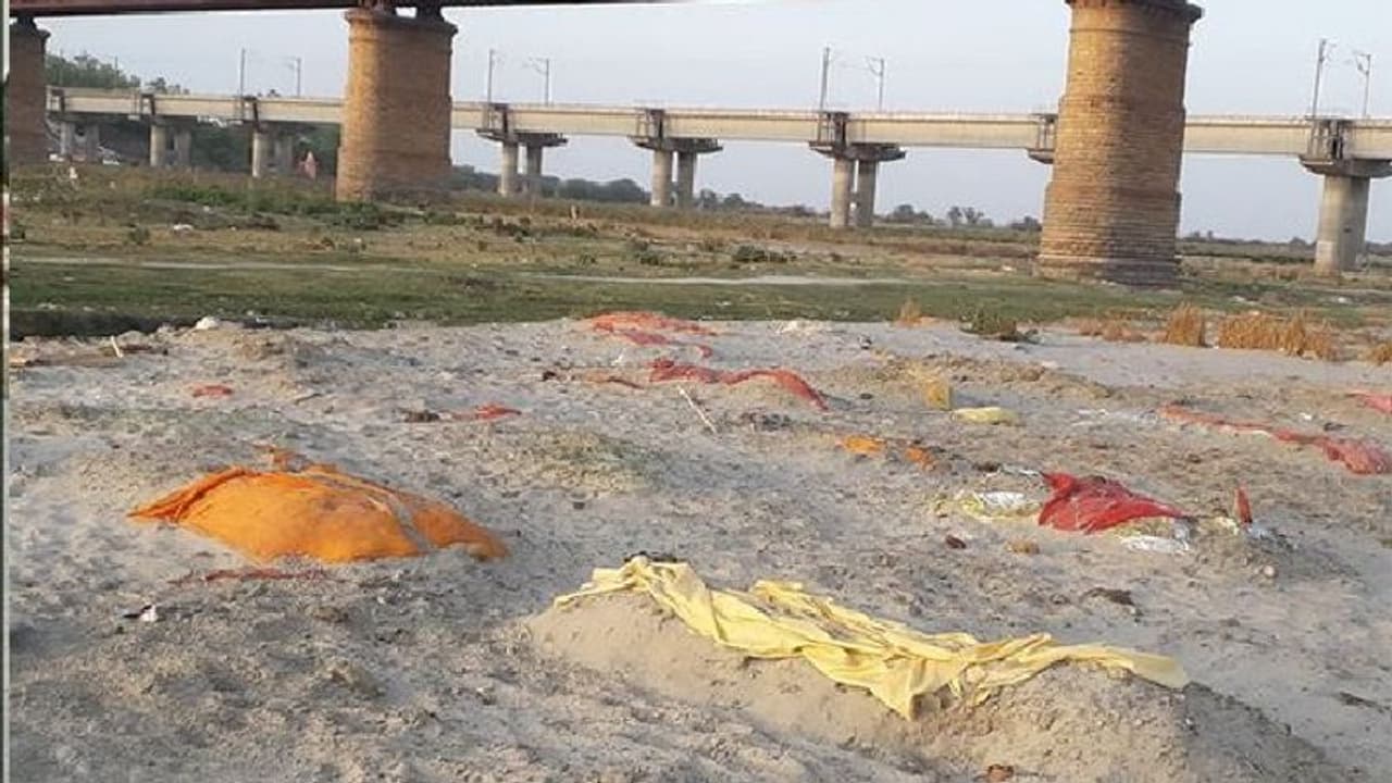 'गंगा में शव फेंकना दंडनीय अपराध', अगर नहीं कर पा रहे हैं अंतिम संस्कार तो पुलिस करेगी आपकी मदद 'गंगा में शव फेंकना दंडनीय अपराध', अगर नहीं कर पा रहे हैं अंतिम संस्कार तो पुलिस करेगी आपकी मदद