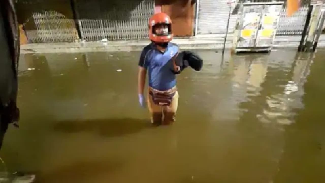 വെള്ളക്കെട്ടിലൂടെ നടന്ന് കസ്റ്റമര്‍ക്ക് ഭക്ഷണമെത്തിച്ച ഡെലിവറി ബോയ്ക്ക് അഭിനന്ദനമറിയിച്ച് കമ്പനി