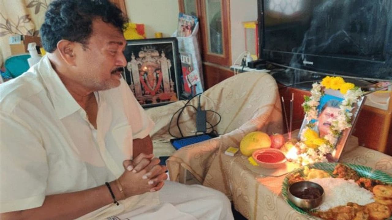 కరోనా విలయంం కమెడీయన్ గౌతం రాజు ఇంట్లో విషాదం.. కరోనా విలయంం కమెడీయన్ గౌతం రాజు ఇంట్లో విషాదం..