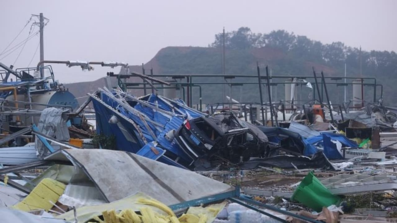 चक्रवाती तूफान ‘यास’ के पहले हुगली में बवंडर ने मचाया तांडव चक्रवाती तूफान ‘यास’ के पहले हुगली में बवंडर ने मचाया तांडव