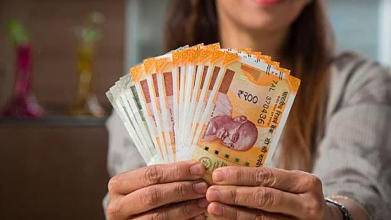 നിക്ഷേപം തുടങ്ങും മുൻപ് പലിശനിരക്കുകൾ അറിഞ്ഞുവെയ്ക്കാം; മൂന്ന് പ്രമുഖ ബാങ്കുകളിലെ പലിശനിരക്കുകളിതാ നിക്ഷേപം തുടങ്ങും മുൻപ് പലിശനിരക്കുകൾ അറിഞ്ഞുവെയ്ക്കാം; മൂന്ന് പ്രമുഖ ബാങ്കുകളിലെ പലിശനിരക്കുകളിതാ